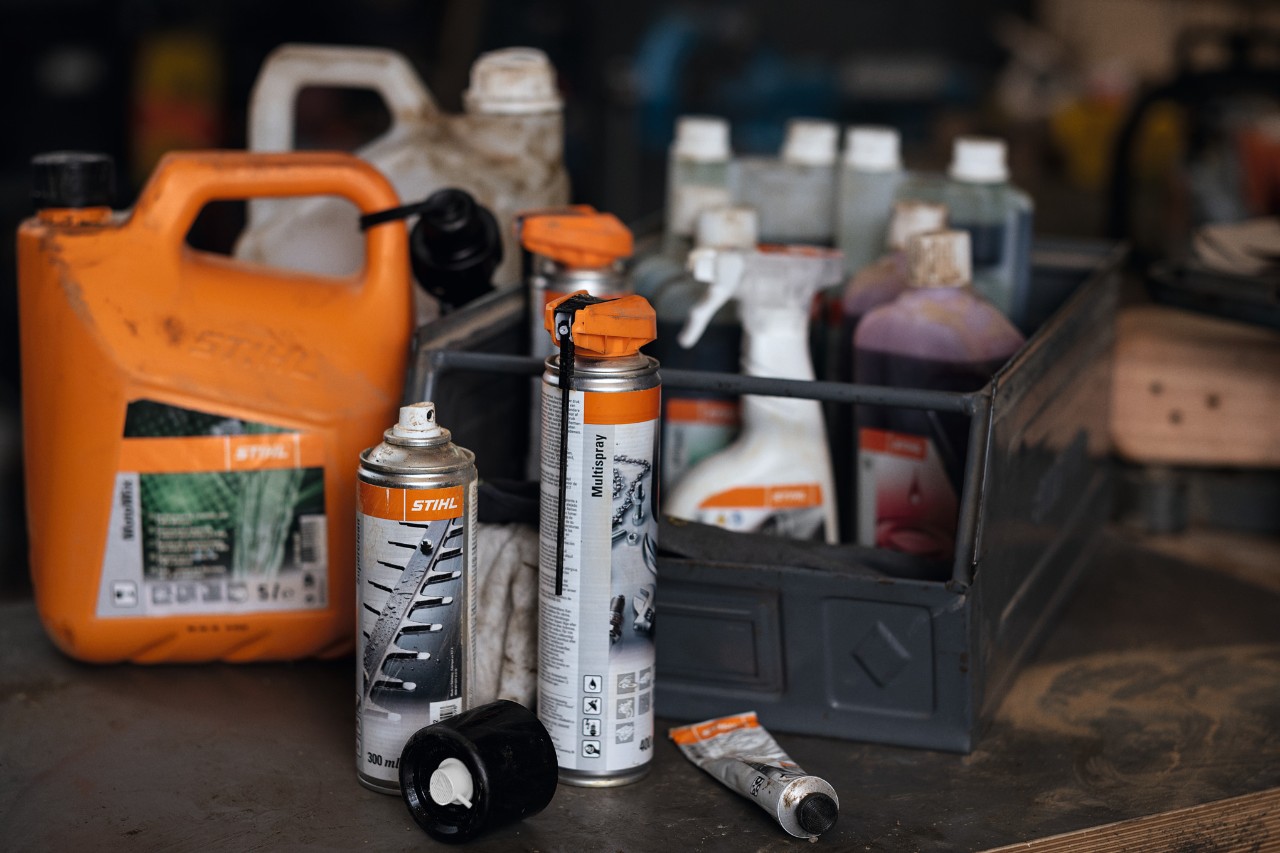 Различни горива и смазочни материали на STIHL, някои от тях в една кутия