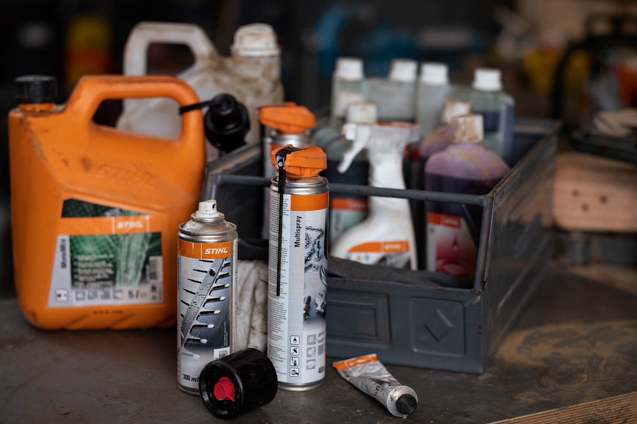 Различни горива и смазочни материали на STIHL, някои от тях в една кутия 