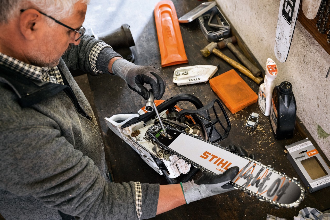Специализираните търговци на STIHL обслужват верижен трион с водеща шина STIHL Light 04 и веригата Oilomatic